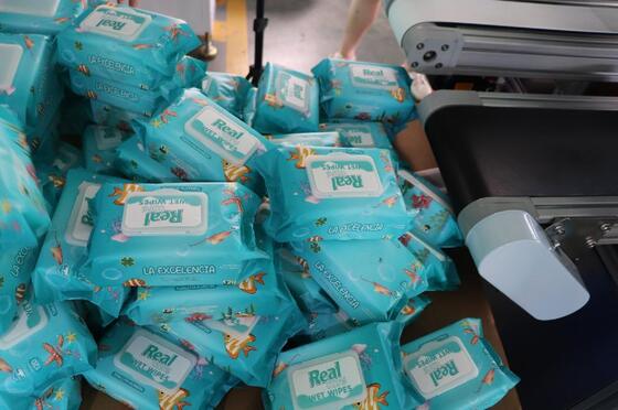 Good price Ανθεκτικό μηχάνημα συσκευασίας υγρών πετσετών εξοπλισμένο με προηγμένο σύστημα ελέγχου που εξασφαλίζει ακριβή συσκευασία και ομαλή λειτουργία σε απευθείας σύνδεση